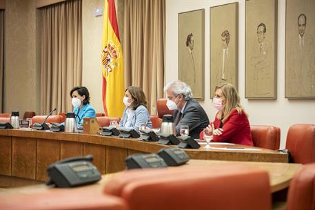 12/05/2021. Calvo comparece en la Comisión Constitucional del Congreso de los Diputados. La vicepresidenta primera del Gobierno, ministra de...