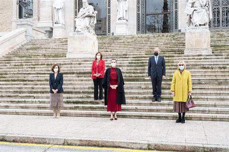 16/02/2021. Calvo acompaña a la Reina Letizia. Foto de familia de la vicepresidenta primera y ministra de la Presidencia, Relaciones con las...