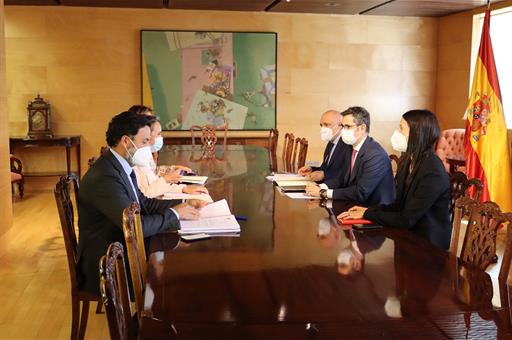 Félix Bolaños junto a los asistentes a la reunión