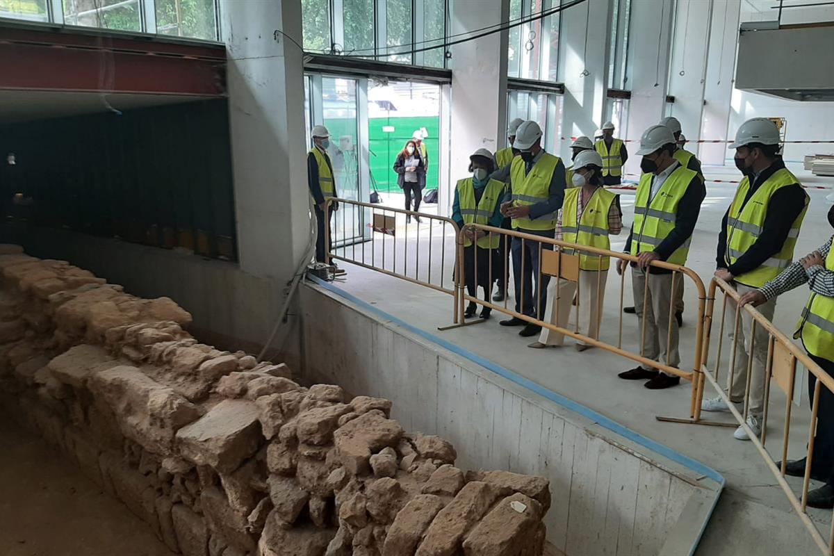 23/04/2021. Calvo visita las obras de la biblioteca pública del Estado "Grupo Cántico". La vicepresidenta del Gobierno y ministra de la Pres...