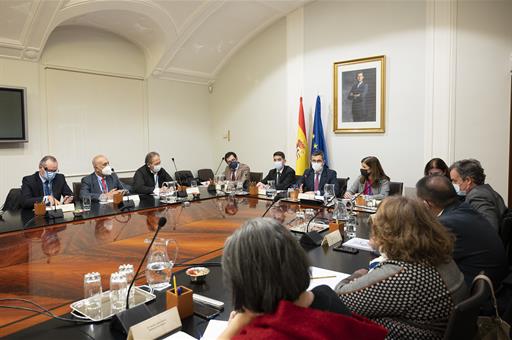 Félix Bolaños preside la reunión del patronato de la Fundación Pluralismo y Convivencia en La Moncloa