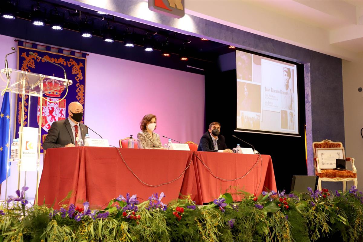 26/02/2021. Carmen Calvo, en el nombramiento de Juan Romero como Hijo Predilecto de Córdoba. La vicepresidenta primera y ministra de la Pres... 26/02/2021. Carmen Calvo, en el nombramiento de Juan Romero como Hijo Predilecto de Córdoba. La vicepresidenta primera y ministra de la Pres...