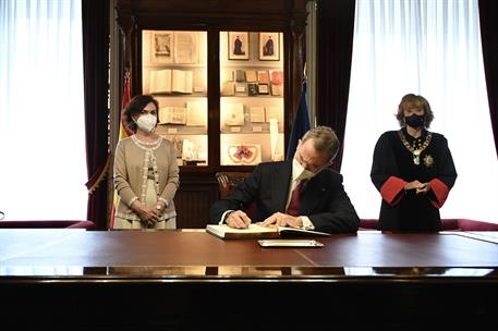 28/04/2021. Calvo visita el Consejo de Estado. El rey Felipe VI firma en el Libro de Honor del Consejo de Estado en presencia de la la vicep...