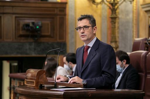 El ministro Félix Bolaños durante su intervención, en la tribuna del Congreso