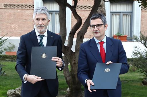 Los ministros Bolaños y Grande-Marlaska en el acto de firma