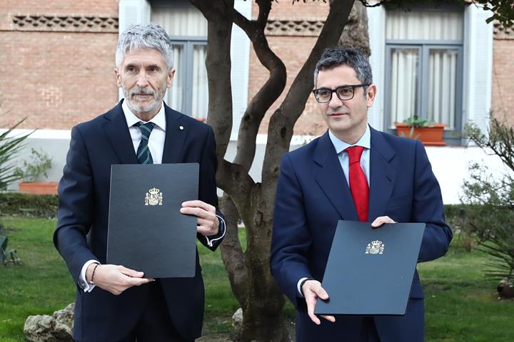 Los ministros Bolaños y Grande-Marlaska en el acto de firma
