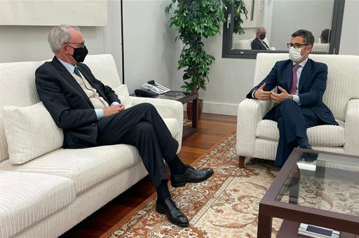 Félix Bolaños presenta el Plan Anual Normativo 2022 al presidente del Consejo Económico y Social (CES), Antón Costas