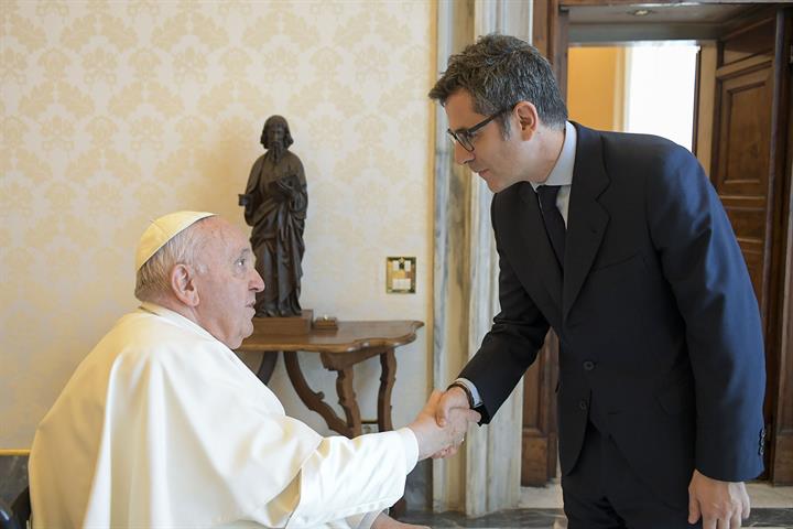 Félix Bolaños saluda al Papa Francisco