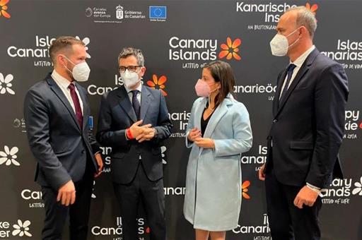 El ministro Félix Bolaños en el stand de Canarias de FITUR