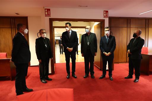 El presidente Pedro Sánchez, el ministro Félix Bolaños, y el presidente de la Conferencia Episcopal, Juan José Omella