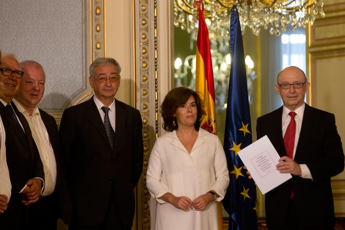 26/07/2017. La vicepresidenta recibe los informes sobre la financiación autonómica y local. La vicepresidenta y ministra de la Presidencia y...