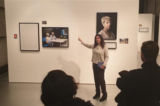 Una guía explicando una parte de la exposición