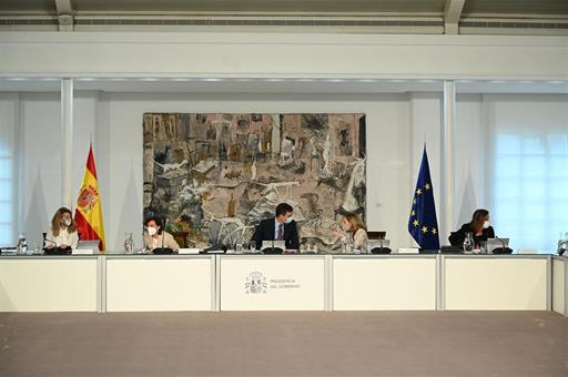 La vicepresidenta Calvo, junto al presidente y vicepresidentas, durante la reunión del Consejo de Ministros