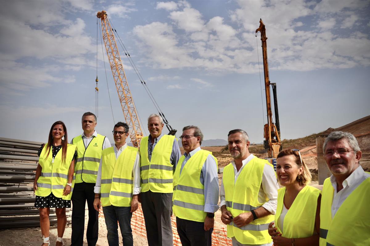 Félix Bolaños junto con otros visitantes a las obras