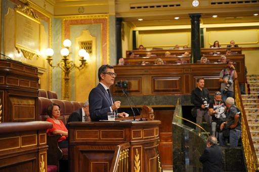 El ministro Félix Bolaños en la tribuna del Congreso