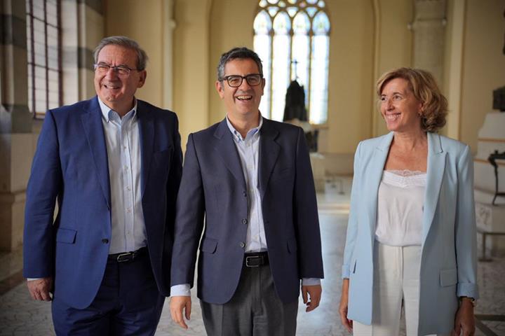 El ministro Bolaños durante su visita al Panteón de los Hombres Ilustres