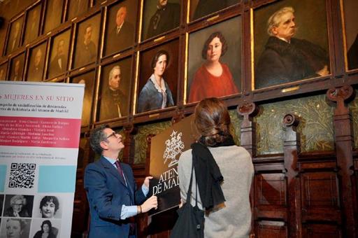 El ministro Félix Bolaños ante el retrato de Carmen de Burgos en el Ateneo de Madrid