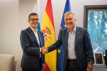 Félix Bolaños y Ángel Víctor Torres se saludan