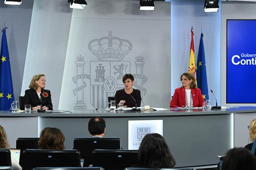 La vicepresidenta Calviño, la ministra Isabel Rodriguez y la vicepresidenta Ribera, en rueda de prensa