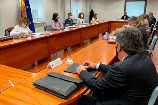 Félix Bolaños junto a los asistentes a la reunión