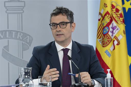 El ministro Bolaños durante su intervención en la rueda de prensa posterior al Consejo de Ministros