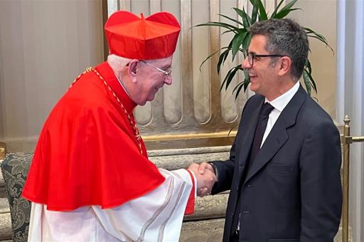 Saludo entre el ministro Félix Bolaños y el cardenal Fernando Vérgez