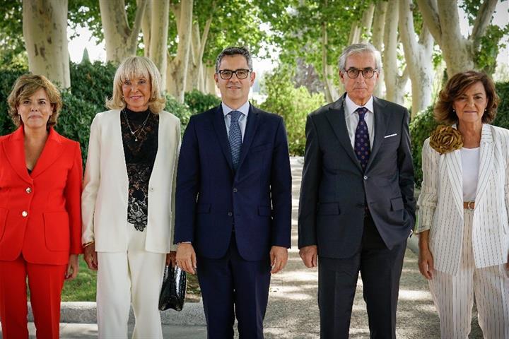 Félix Bolaños posa con exresponsables de la cartera de la Presidencia en La Moncloa