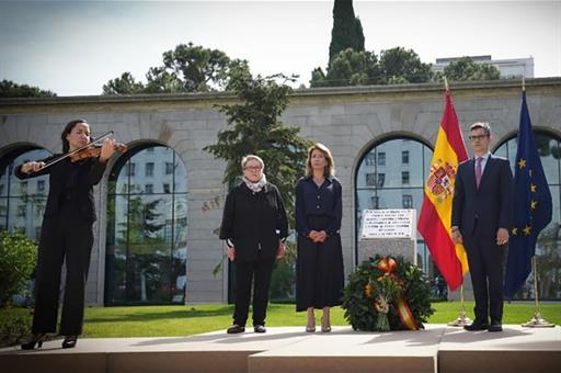 El ministro de la Presidencia durante el homenaje celebrado en el monolito de Nuevos Ministerios