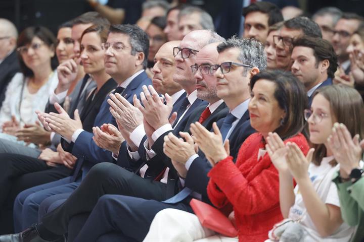 El ministro de la Presidencia, Relaciones con las Cortes y Memoria Democrática, Félix Bolaños, junto a otros asistentes al acto.