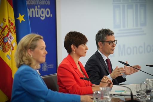 El ministro Félix Bolaños, junto a la vicepresidenta primera y la portavoz del Gobierno, en la rueda de prensa tras el Consejo