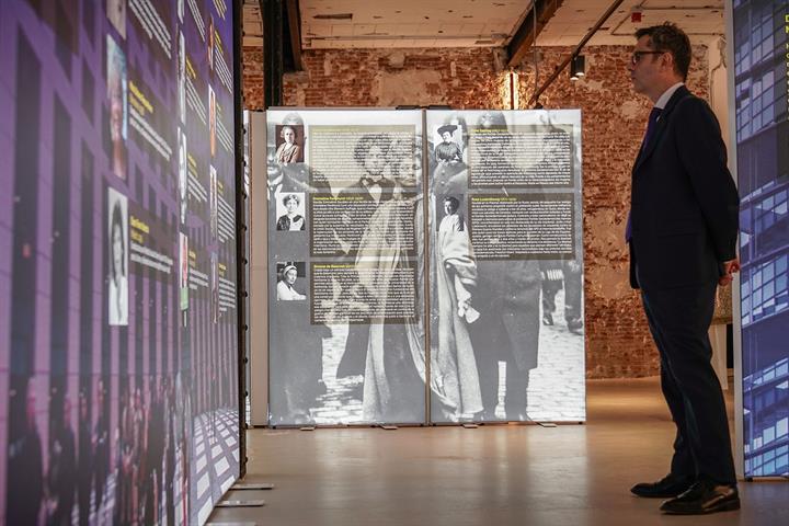 Félix Bolaños durante su visita a la exposición