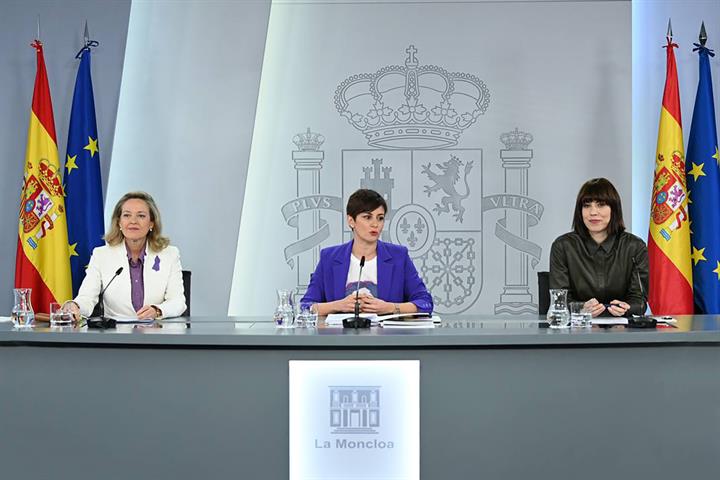 La vicepresidenta primera, Nadia Calviño, la ministra y portavoz del Gobierno, Isabel Rodríguez, y la ministra, Diana Morant