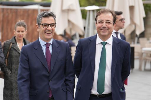 Félix Bolaños junto al presidente de la Junta de Extremadura, Guillermo Fernández Vara