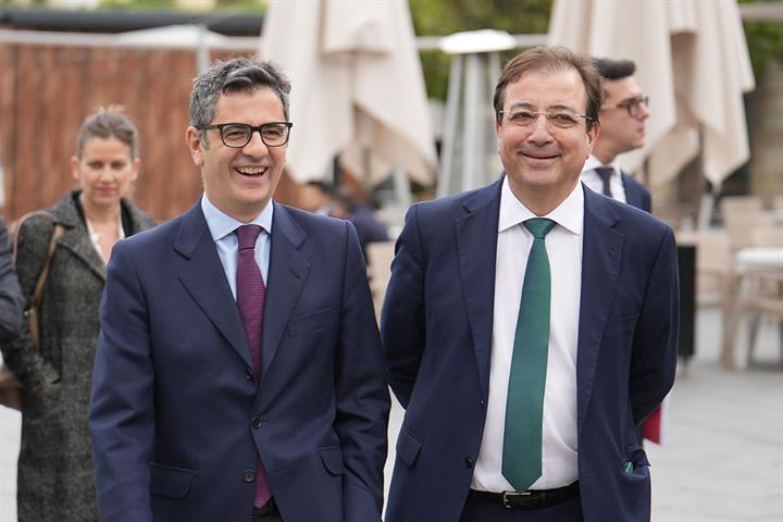 Félix Bolaños junto al presidente de la Junta de Extremadura, Guillermo Fernández Vara