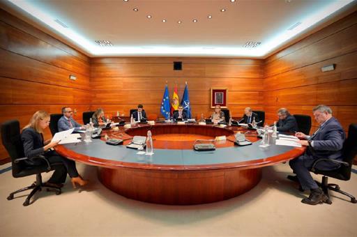 El ministro de la Presidencia, Relaciones con las Cortes y Memoria Democrática, Félix Bolaños, junto a los asistentes a la reuni