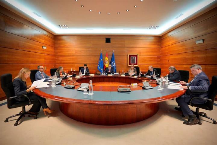 El ministro de la Presidencia, Relaciones con las Cortes y Memoria Democrática, Félix Bolaños, junto a los asistentes a la reuni