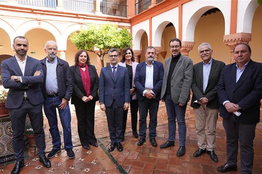 Félix Bolaños junto a un grupo de periodistas