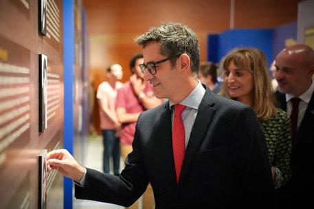 Félix Bolaños visita la exposición "Nosotras, las europeas / Nosaltres, les europees", en Barcelona