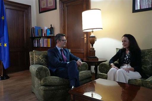 El ministro en funciones, Félix Bolaños, durante la reunión con Yolanda Gómez, directora del CEPC