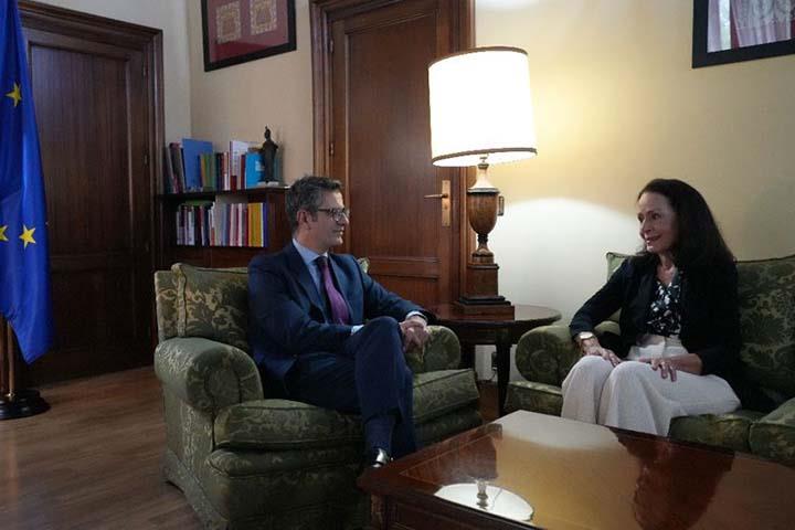 El ministro en funciones, Félix Bolaños, durante la reunión con Yolanda Gómez, directora del CEPC
