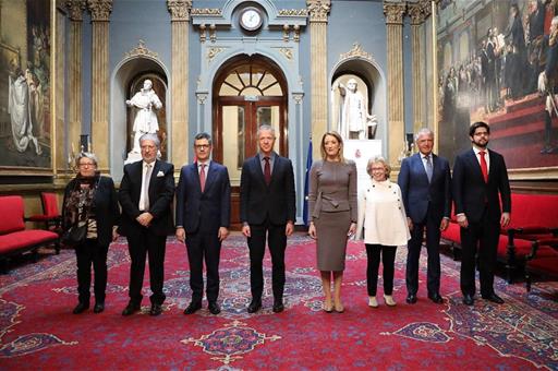 Foto de familia durante el acto, con el ministro Félix Bolaños, el presidente del Senado y la presidenta del Parlamento Europeo