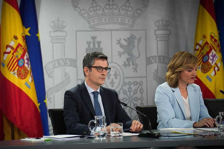 Felix Bolaños y Pilar alegría durante la rueda de prensa