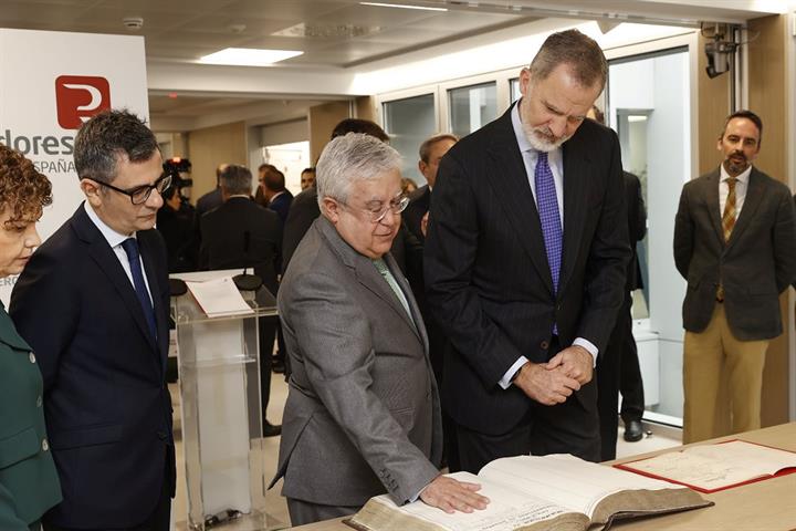 Felix Bolaños acompaña a S.M. el Rey, Felipe VI, en la inauguración de la nueva sede del Colegio de Registradores de España.