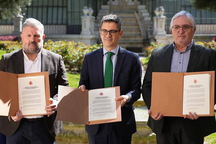 El ministro de la Presidencia, Justicia y Relaciones con las Cortes, Félix Bolaños, junto a los representantes sindicales