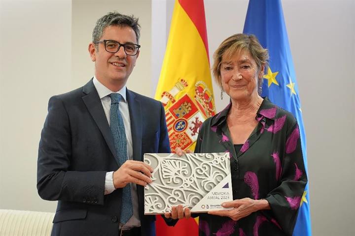 El ministro Félix Bolaños, junto a la presidenta del CGAE, Victoria Ortega