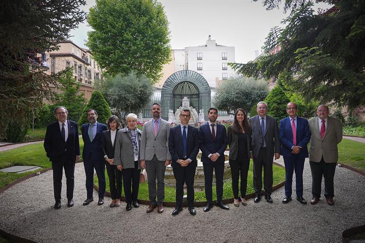 El ministro de la Presidencia, Justicia y Relaciones con las Cortes, con los asistentes a la reunión