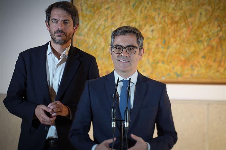 El ministro de Cultura, Ernest Urtasun, junto al ministro de la Presidencia, Justicia y Relaciones con las Cortes, Félix Bolaños
