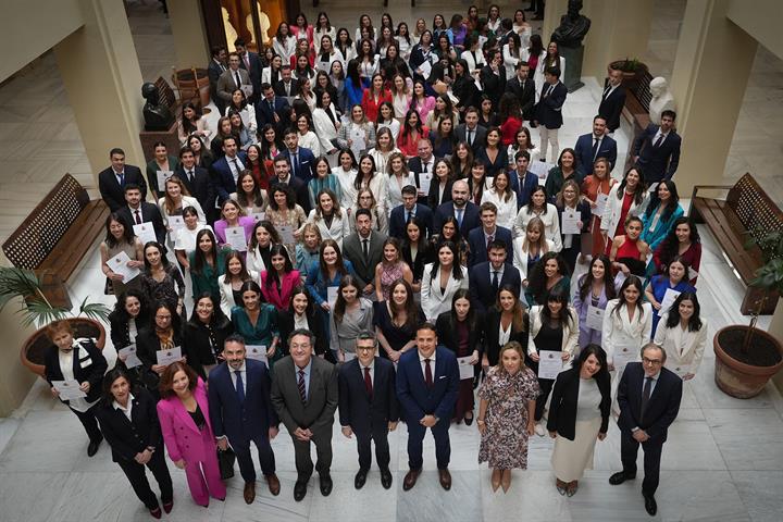 El ministro de la Presidencia, Justicia y Relaciones con las Cortes, con la XLV promoción del Cuerpo de Letrados