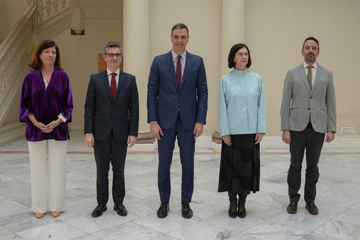 El ministro Félix Bolaños, junto al presidente del Gobierno en el acto organizado por la Agencia Española de Protección de Datos