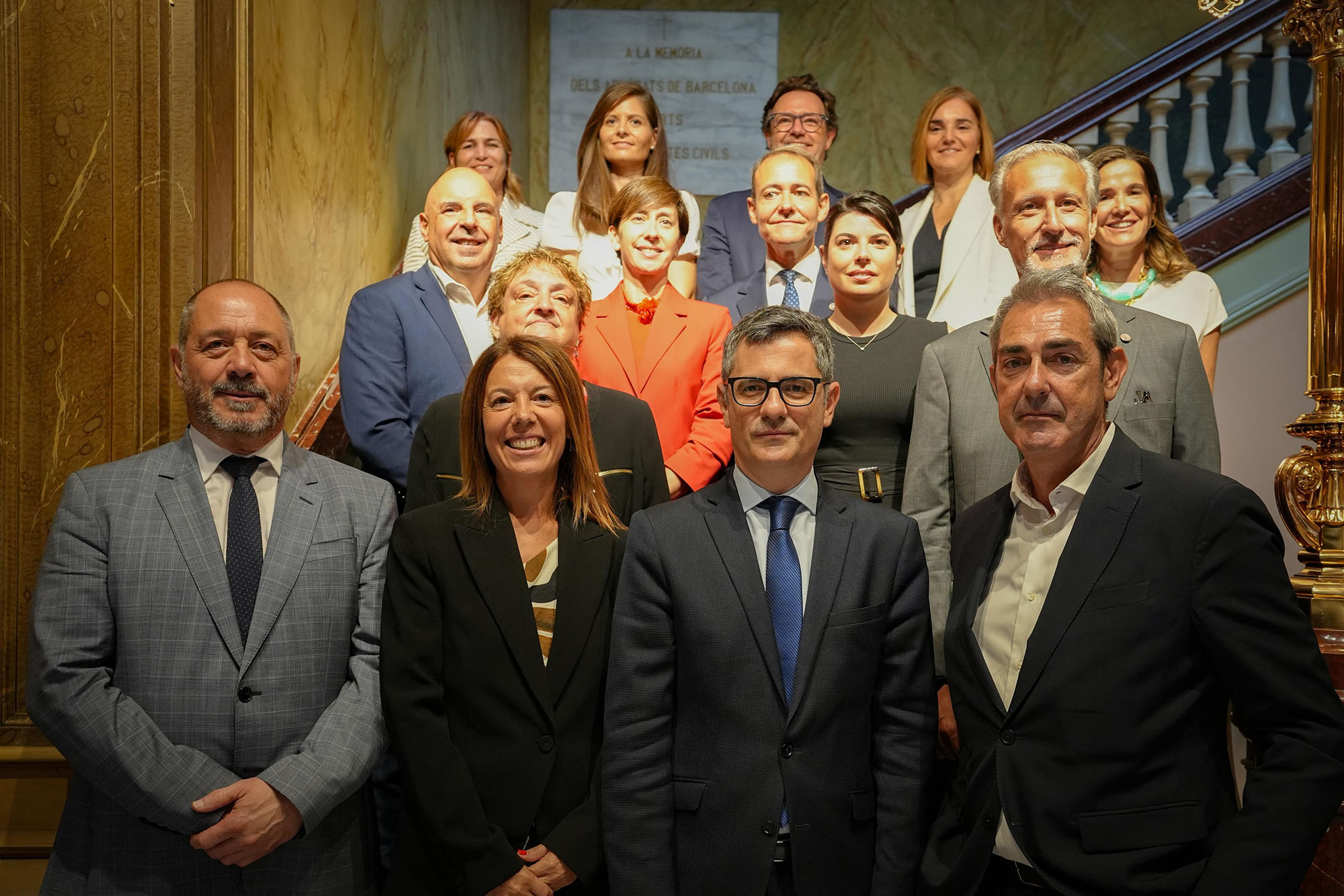 Imagen del artículo Félix Bolaños se reúne con el ICAB y entrega condecoraciones de San Raimundo de Peñafort en Barcelona